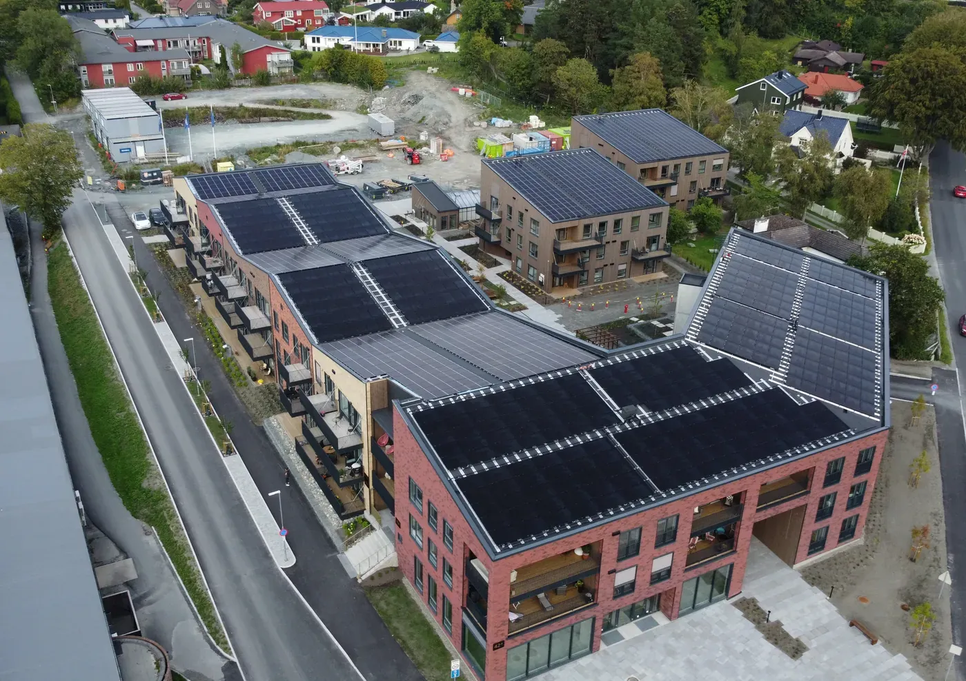 Leilighetsbygg på Gartnersletta med solcellepaneler på takene