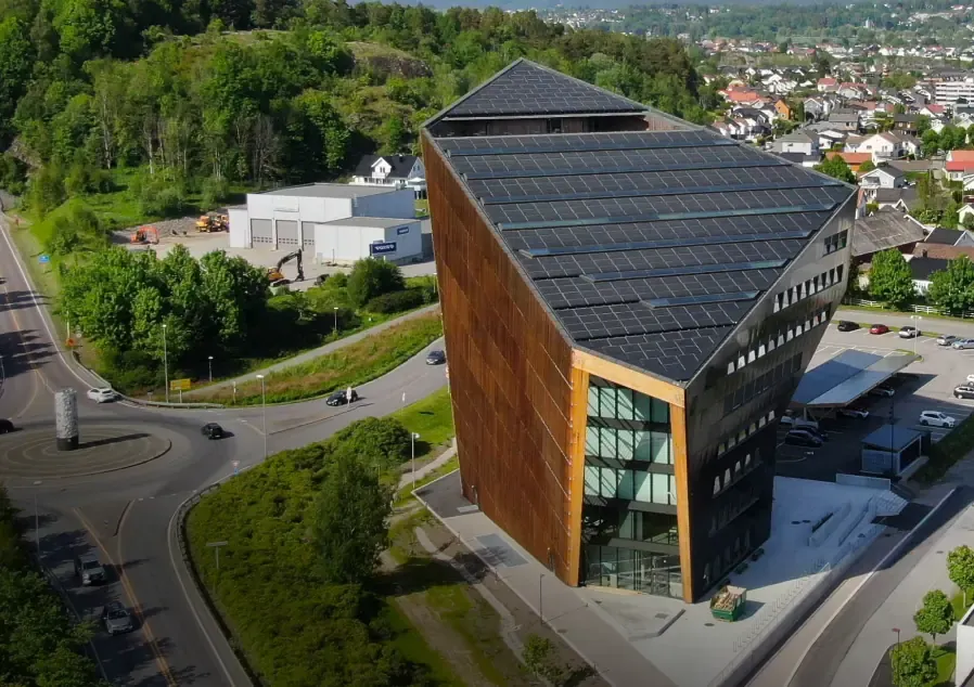 Næringsbygg med solcellepaneler dekkende hele takflaten